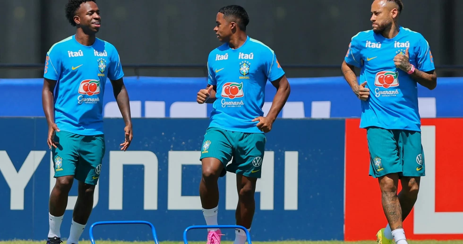 Jugadores de Brasil entrenando antes del partido Jugadores de Brasil entrenando antes del partido