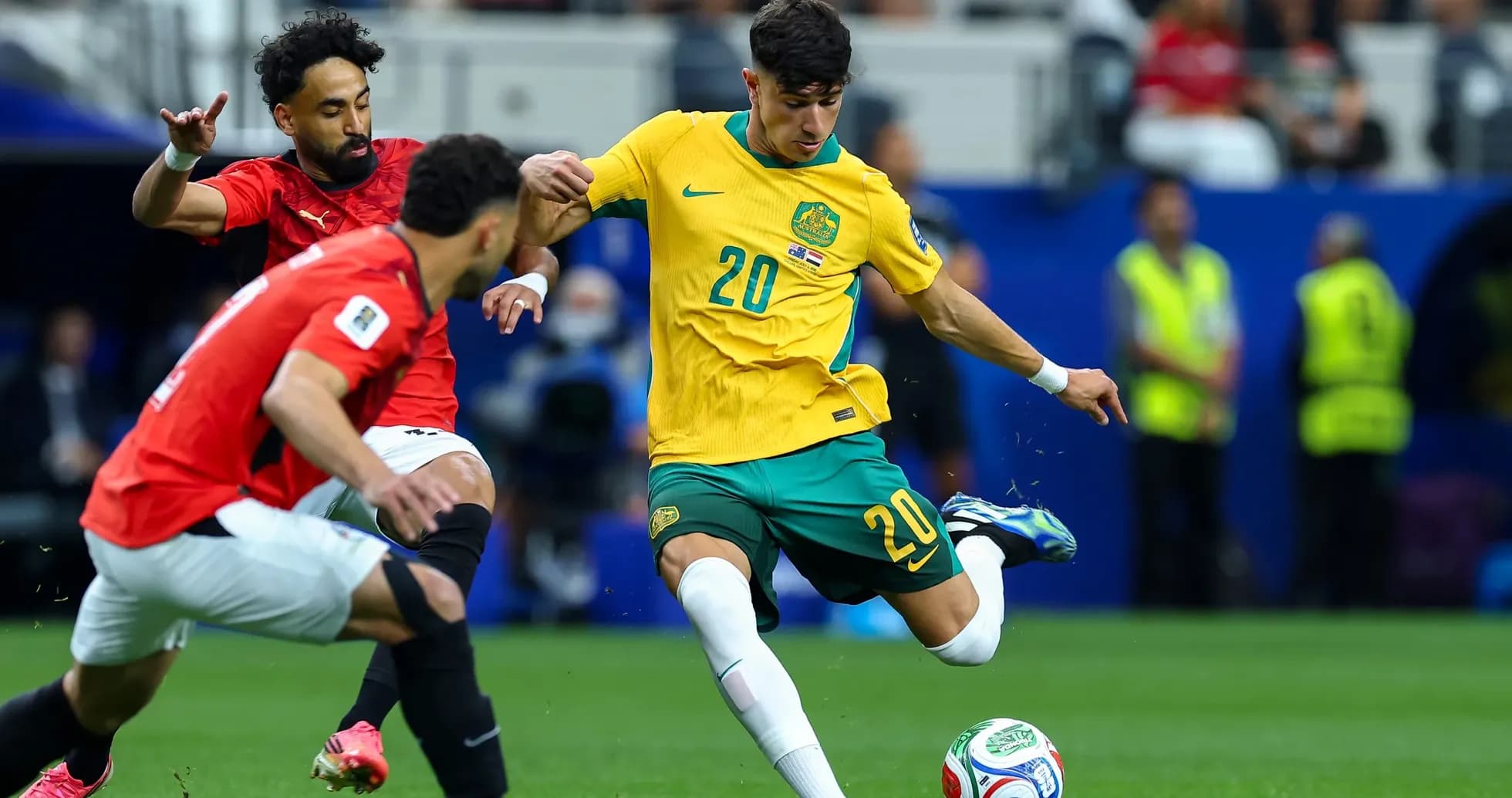 Jugador australiano chutando el balón contra Egipto Jugador australiano chutando el balón contra Egipto