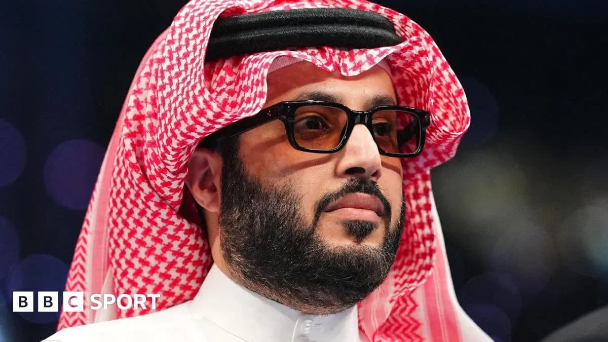 Hombre con gafas y keffiyeh en evento deportivo Hombre con gafas y keffiyeh en evento deportivo