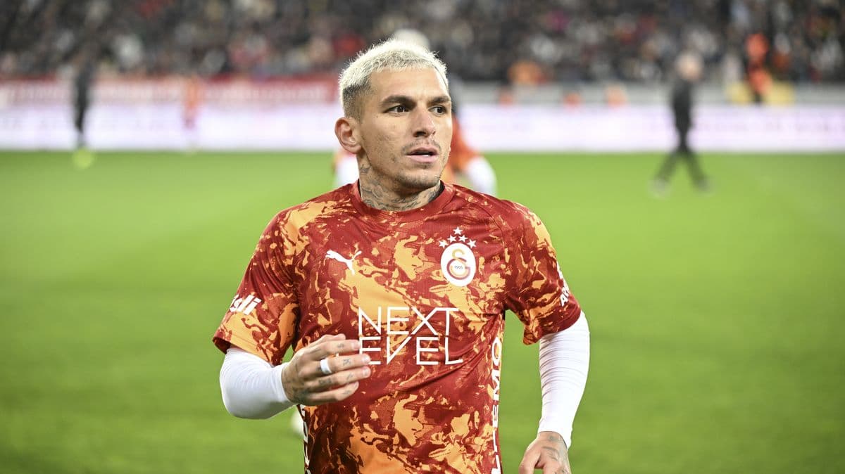 Jugador de Galatasaray en el campo durante el partido Jugador de Galatasaray en el campo durante el partido