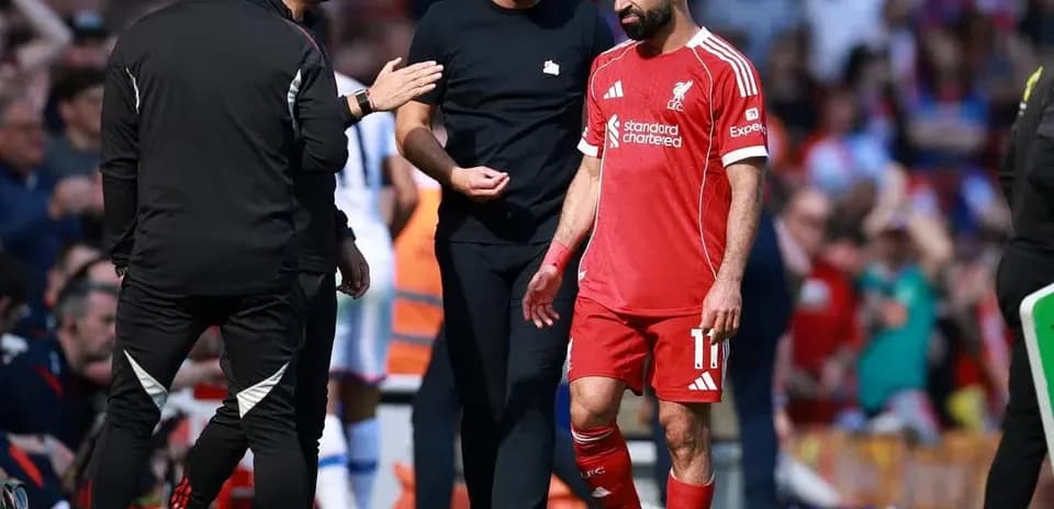Mohamed Salah saliendo del campo con entrenadores Mohamed Salah saliendo del campo con entrenadores