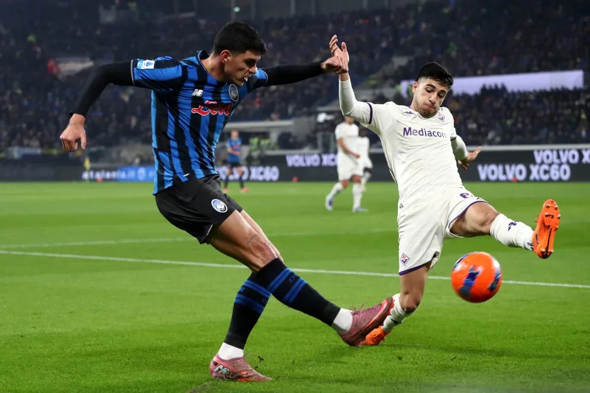 Un jugador de Fiorentina y Atalanta luchando por el balón Un jugador de Fiorentina y Atalanta luchando por el balón
