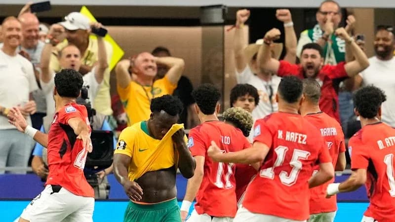 Jugadores celebrando un gol en el partido Jugadores celebrando un gol en el partido