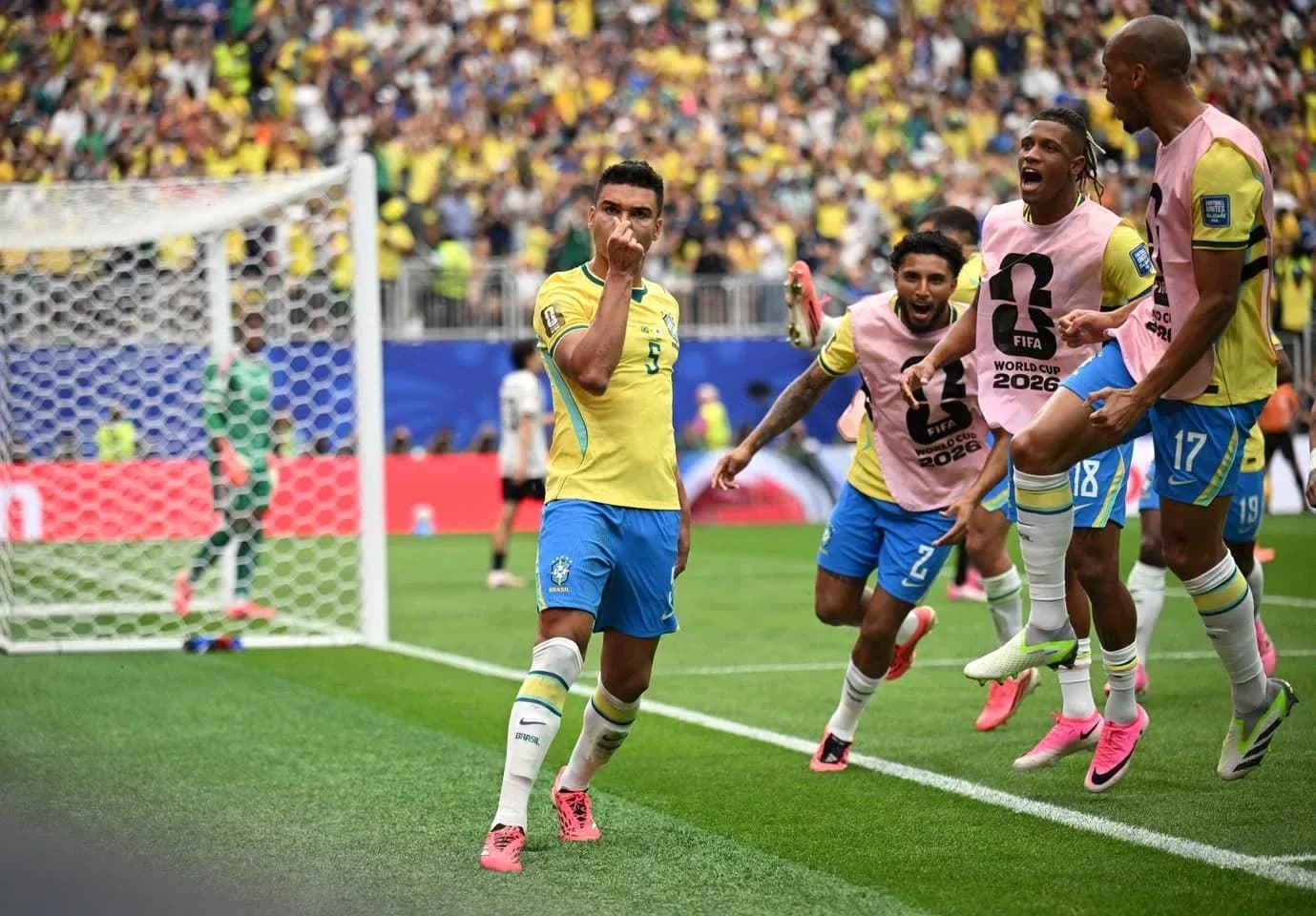 Jugadores de Brasil celebrando un gol en la Copa Mundial Jugadores de Brasil celebrando un gol en la Copa Mundial