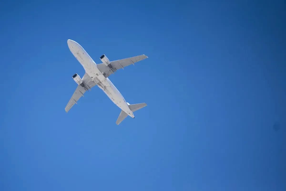 Avión volando alto en el cielo azul Avión volando alto en el cielo azul