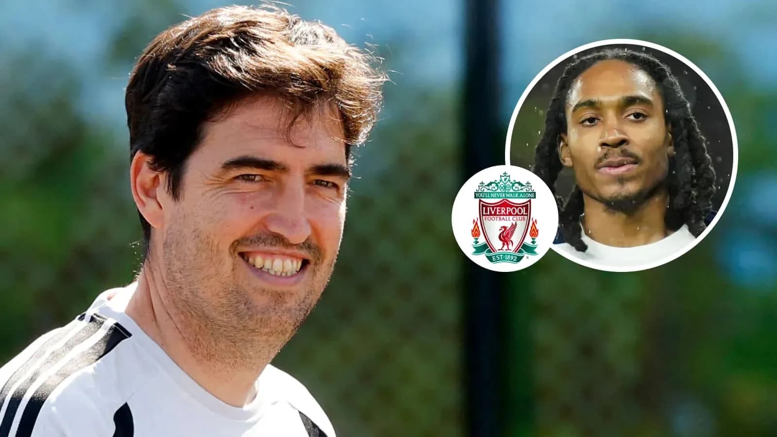 Entrenador sonriente con logo de Liverpool y jugador Entrenador sonriente con logo de Liverpool y jugador