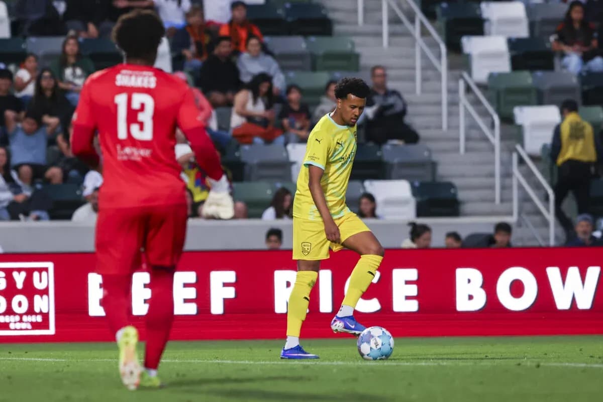Jugador de New Mexico United controlando el balón Jugador de New Mexico United controlando el balón