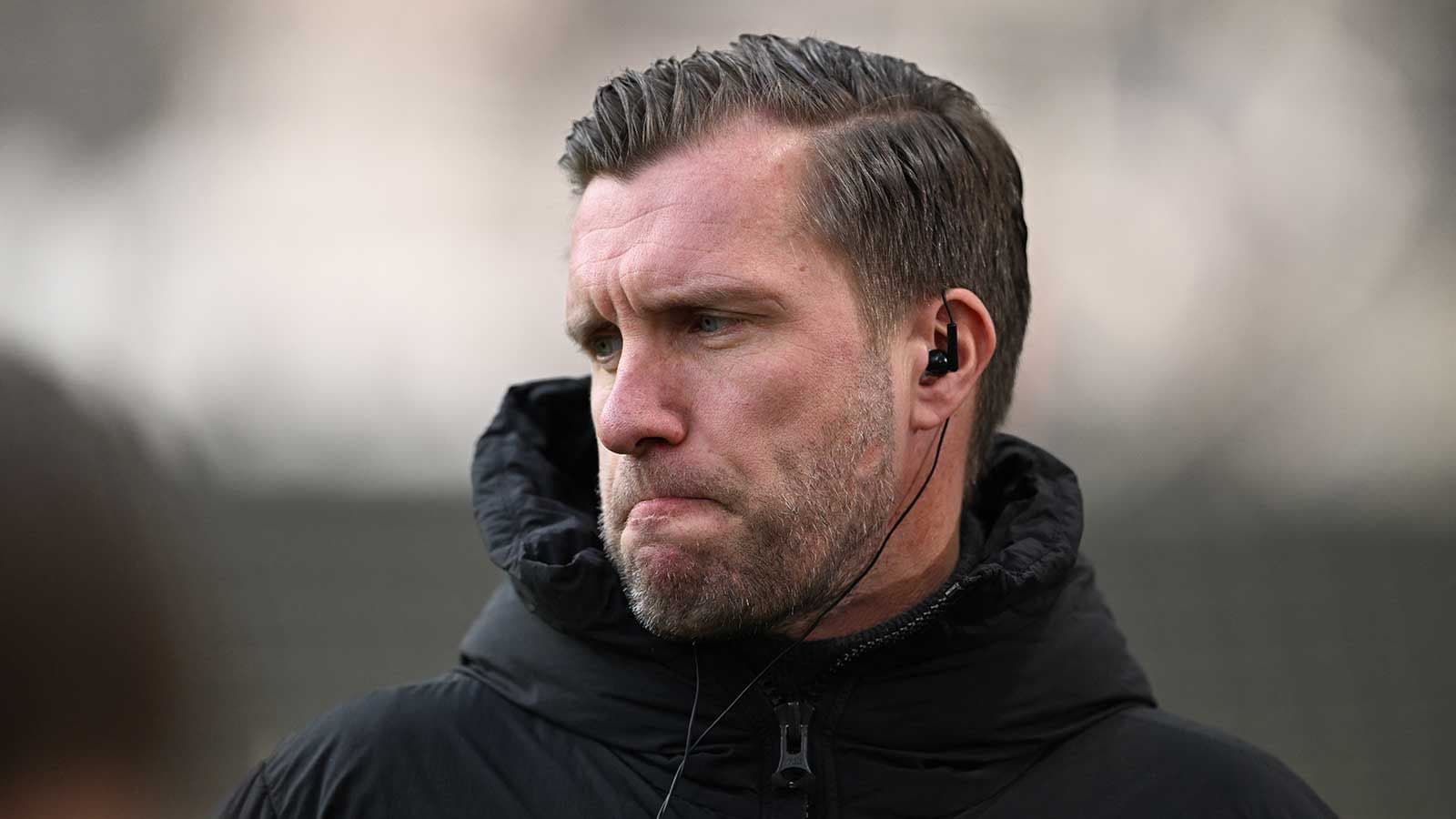 Entrenador con auriculares en una sesión Entrenador con auriculares en una sesión