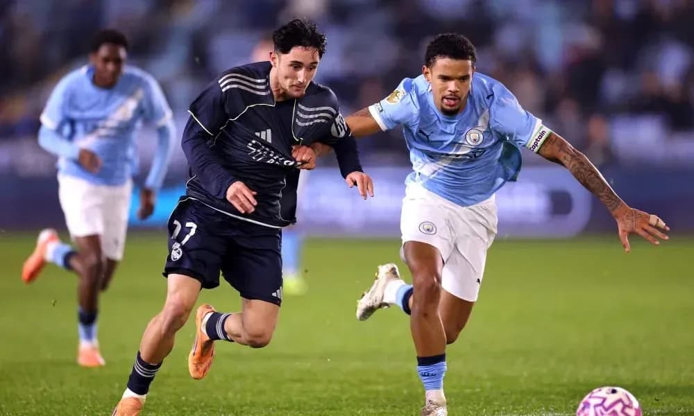 Jugador de Real Madrid corriendo con balón contra Manchester City Jugador de Real Madrid corriendo con balón contra Manchester City
