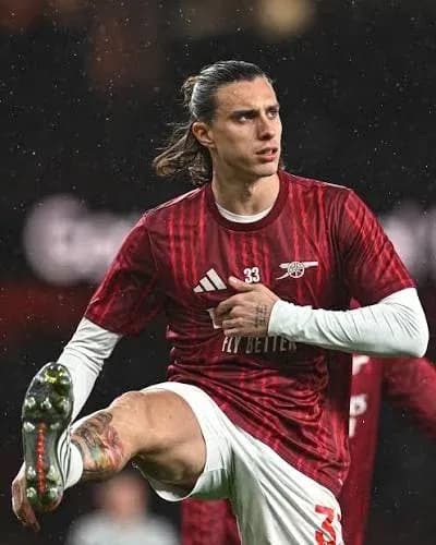 Jugador de Arsenal realizando un estiramiento en el campo Jugador de Arsenal realizando un estiramiento en el campo