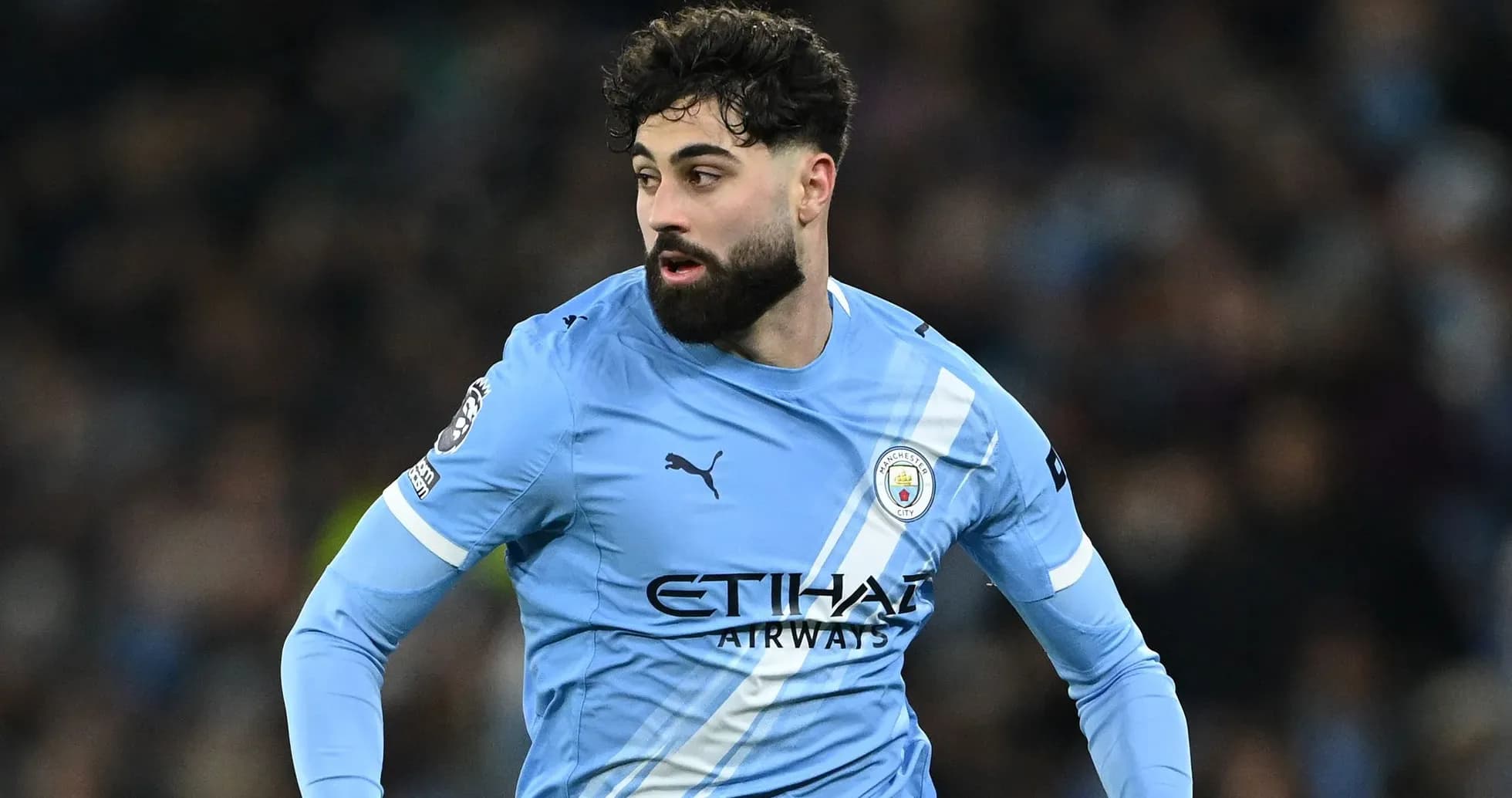 Jugador de Manchester City corriendo en el campo Jugador de Manchester City corriendo en el campo