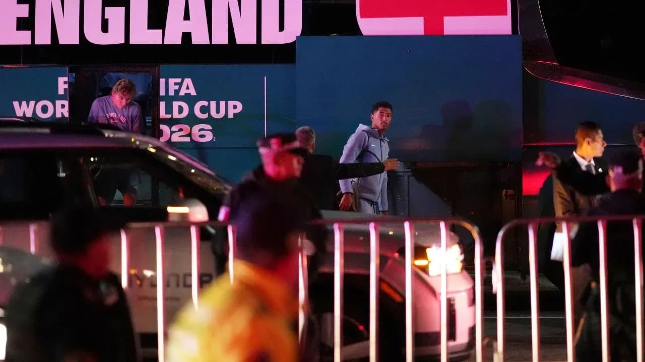 Jugadores de Inglaterra llegando al autobús de la selección Jugadores de Inglaterra llegando al autobús de la selección
