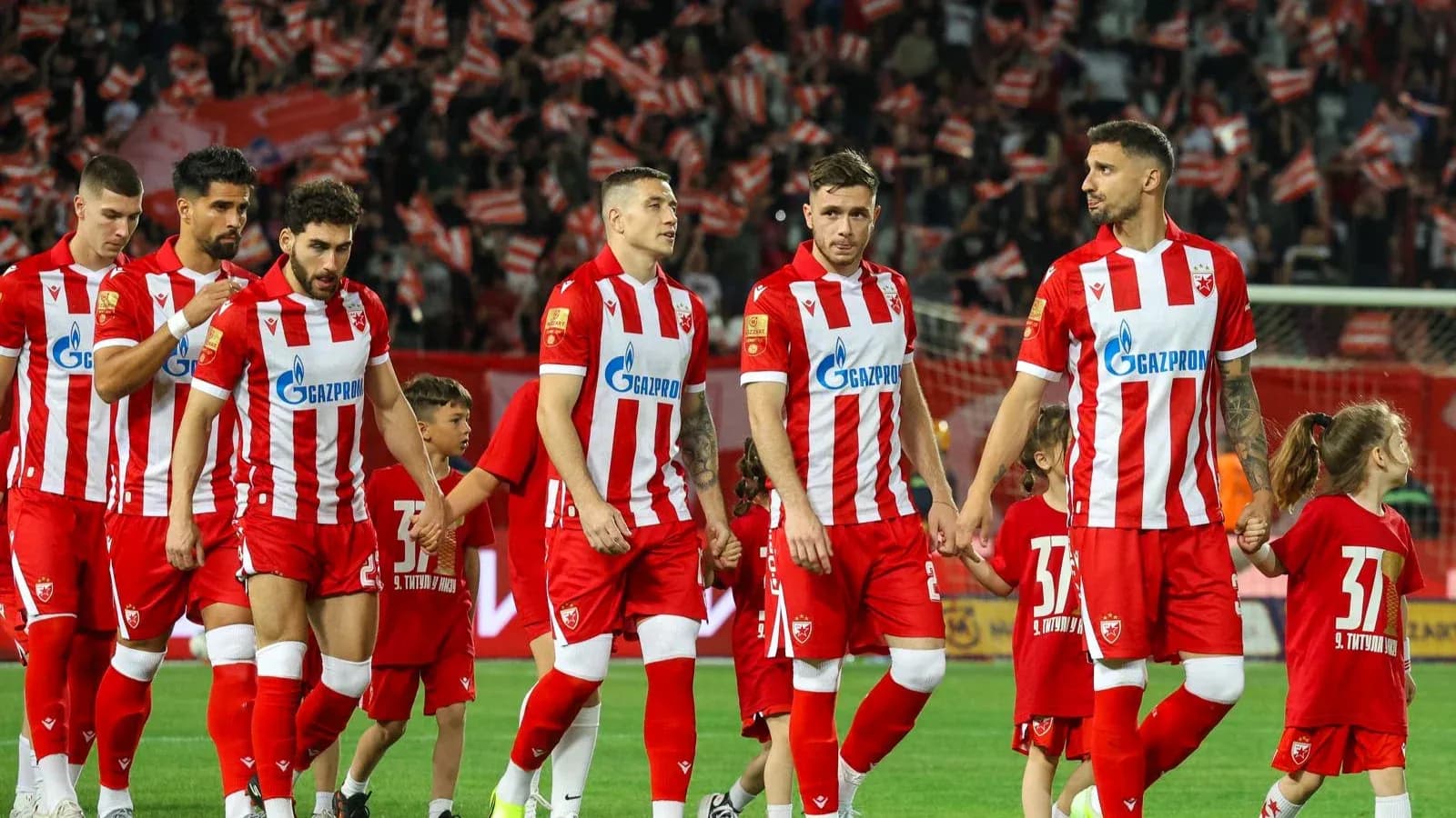 Jugadores de FK Crvena Zvezda en el campo Jugadores de FK Crvena Zvezda en el campo