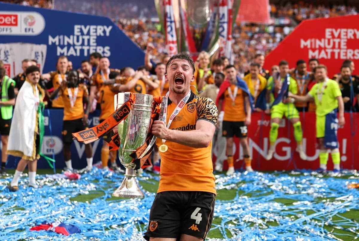Jugador de Hull City celebra con trofeo en el campo Jugador de Hull City celebra con trofeo en el campo
