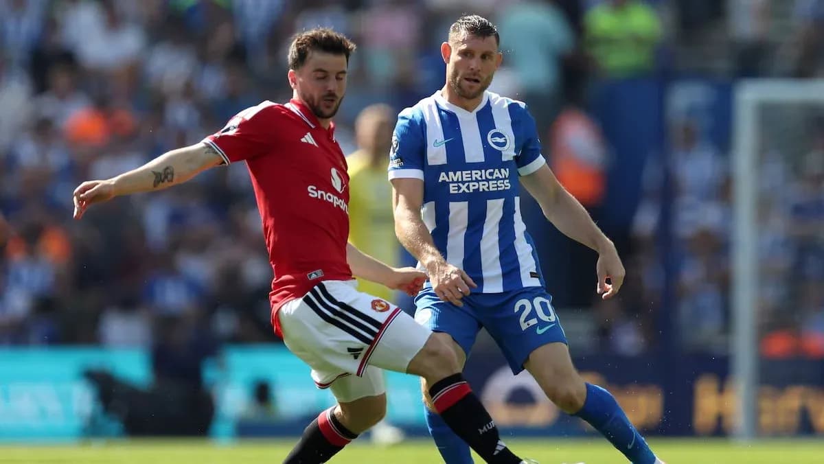 Jugador de Brighton defendiendo contra jugador de Manchester United Jugador de Brighton defendiendo contra jugador de Manchester United