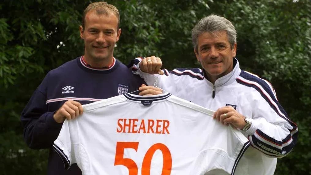 Alan Shearer y entrenador sosteniendo camiseta con número 50 Alan Shearer y entrenador sosteniendo camiseta con número 50