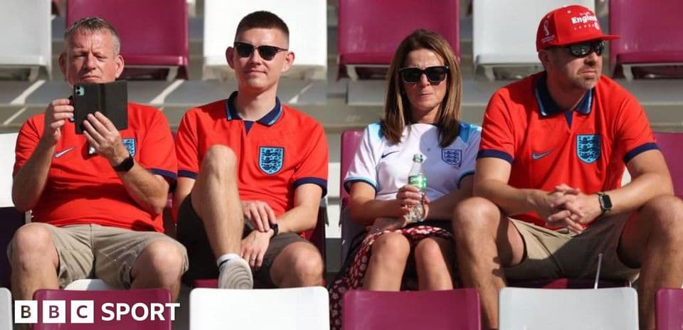 Aficionados de Inglaterra sentados en las gradas Aficionados de Inglaterra sentados en las gradas