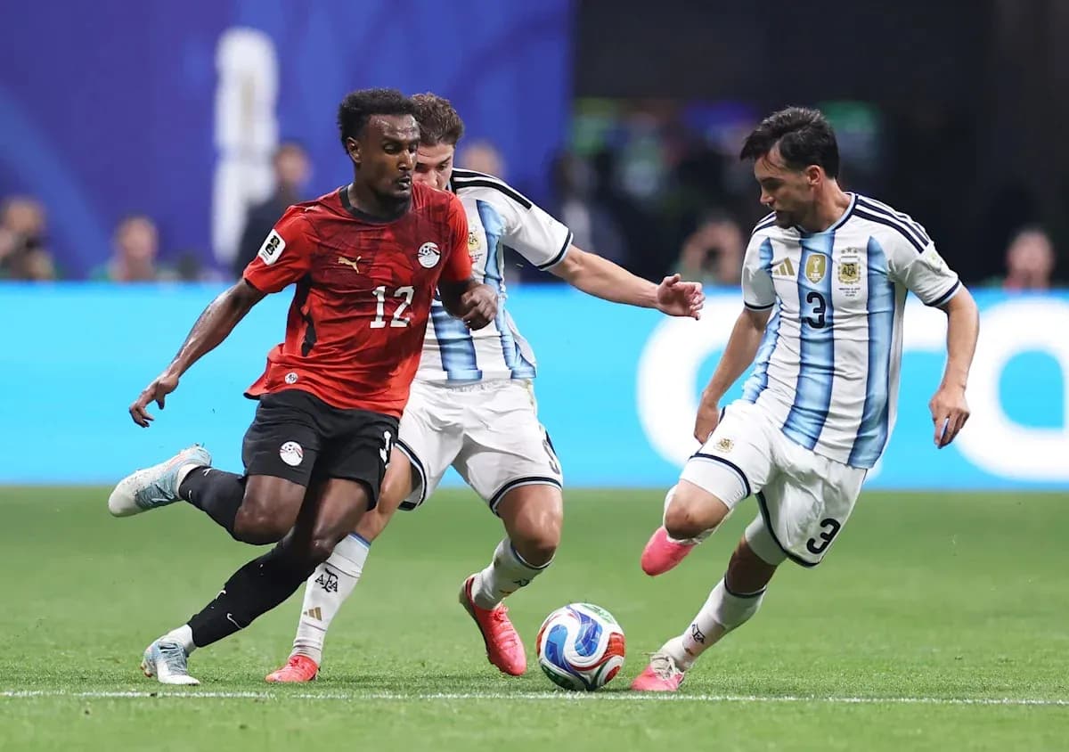 Jugador egipcio intentando driblar a dos argentinos Jugador egipcio intentando driblar a dos argentinos