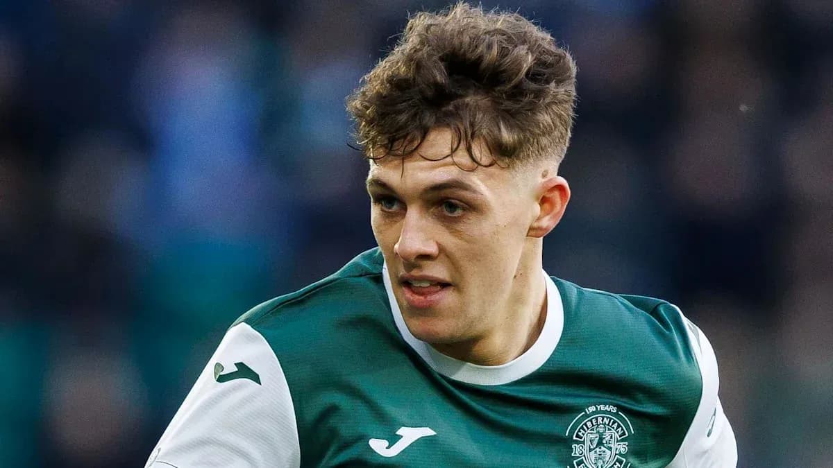 Jugador de Hibernian en acción durante el partido Jugador de Hibernian en acción durante el partido