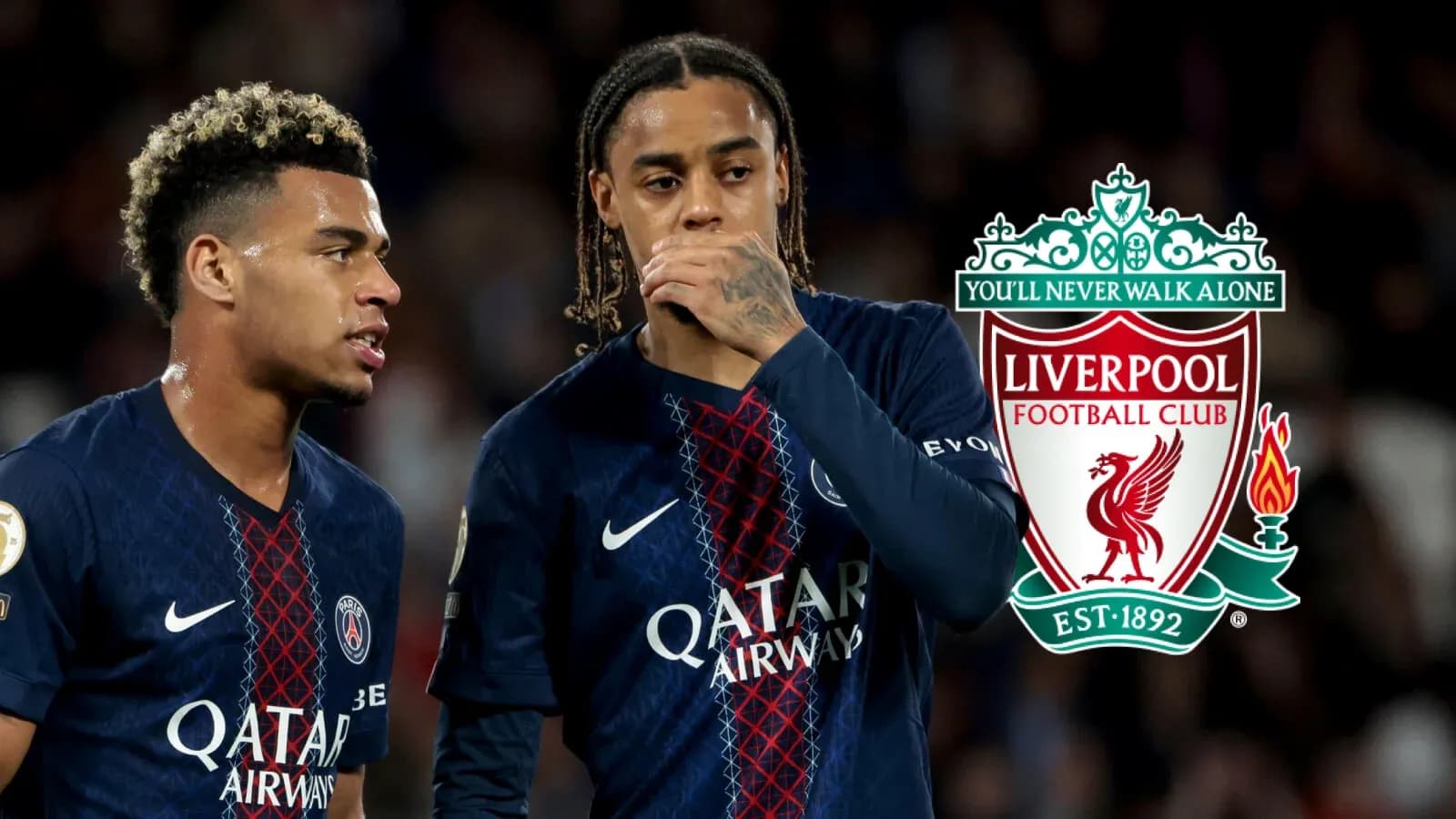 Dos jugadores de PSG en el campo durante el partido Dos jugadores de PSG en el campo durante el partido