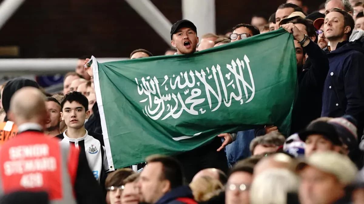 Afanático sostiene una bandera de Arabia Saudita en el estadio Afanático sostiene una bandera de Arabia Saudita en el estadio