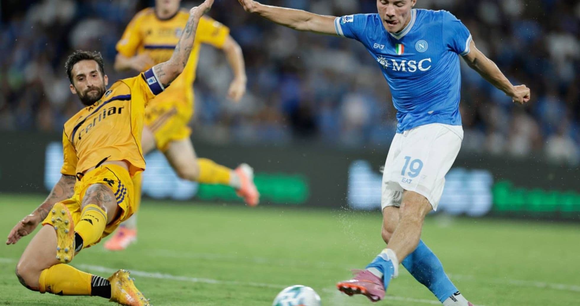 Jugador de Napoli driblando a defensa de Pisa Jugador de Napoli driblando a defensa de Pisa