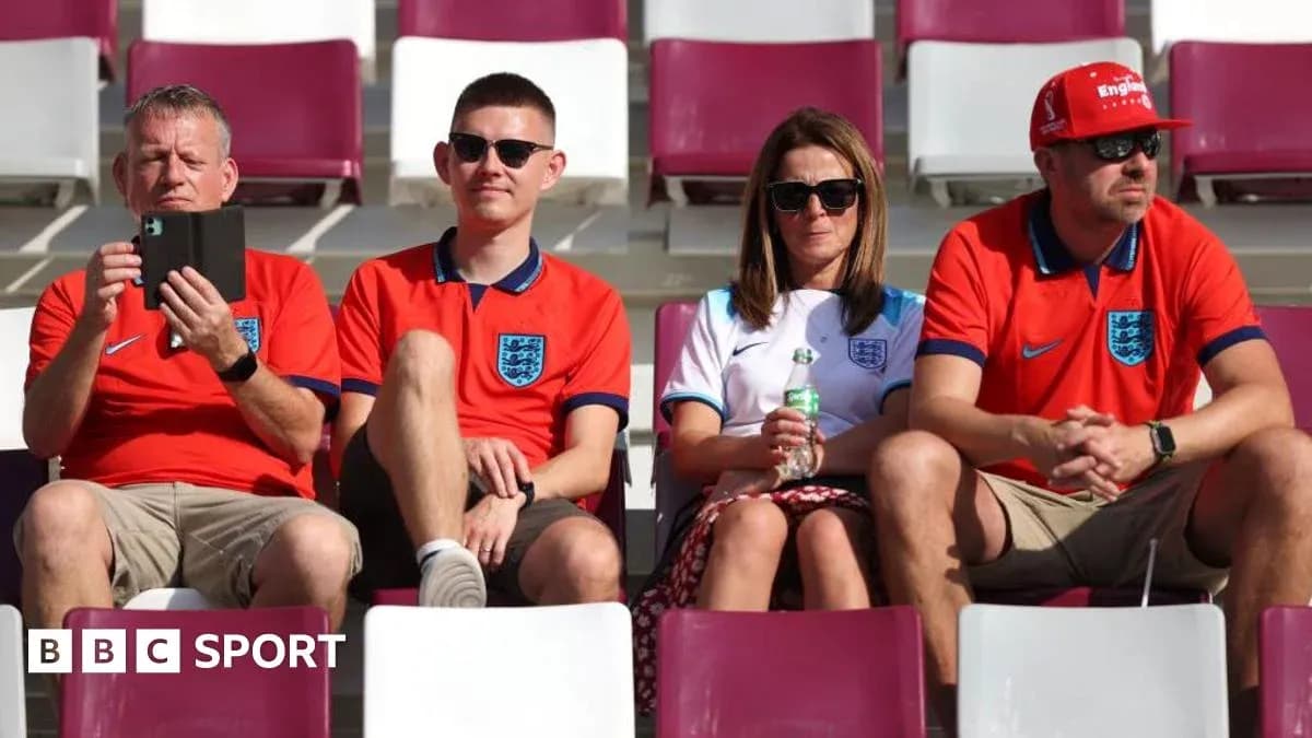 Aficionados de Inglaterra en las gradas del estadio Aficionados de Inglaterra en las gradas del estadio
