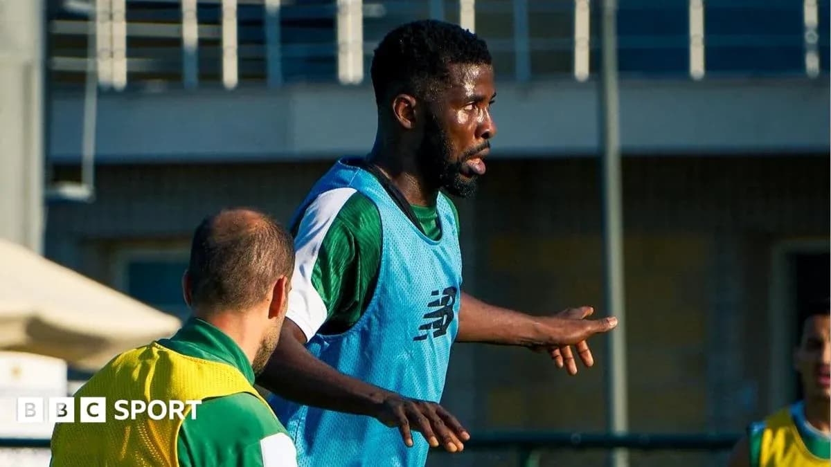 Jugador en entrenamiento con otros compañeros de equipo Jugador en entrenamiento con otros compañeros de equipo