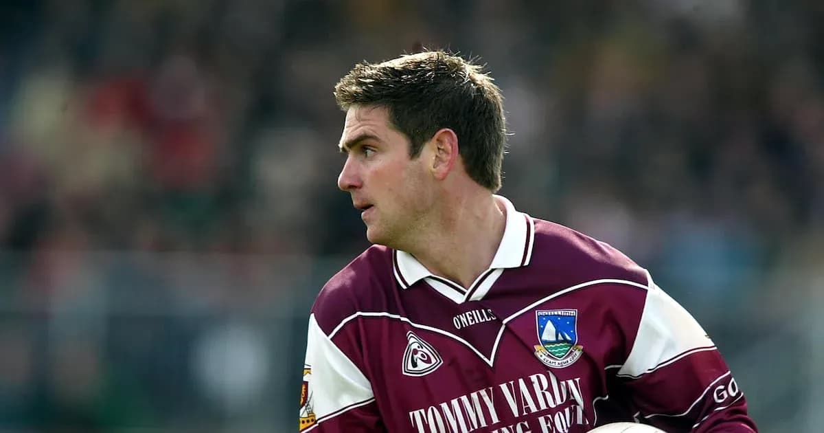 Jugador con balón en partido de fútbol Jugador con balón en partido de fútbol