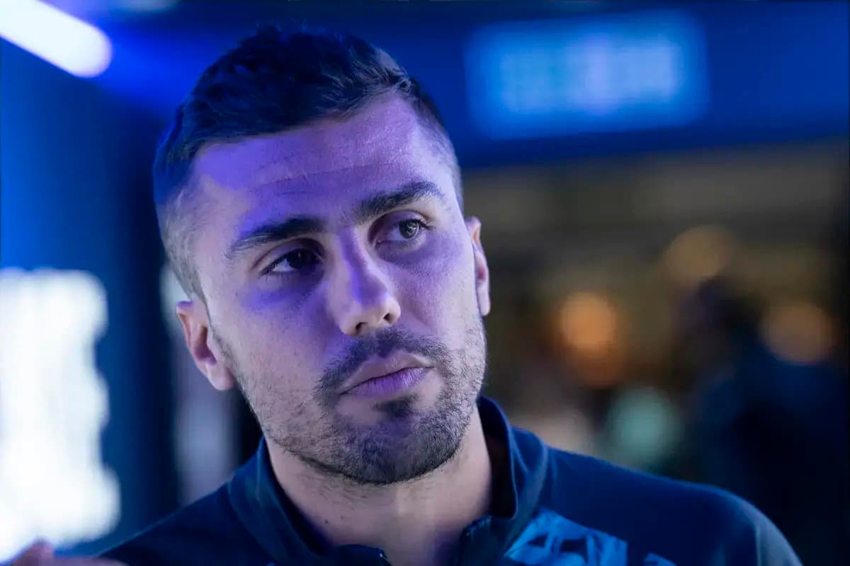 Jugador en evento con iluminación azul tenue Jugador en evento con iluminación azul tenue