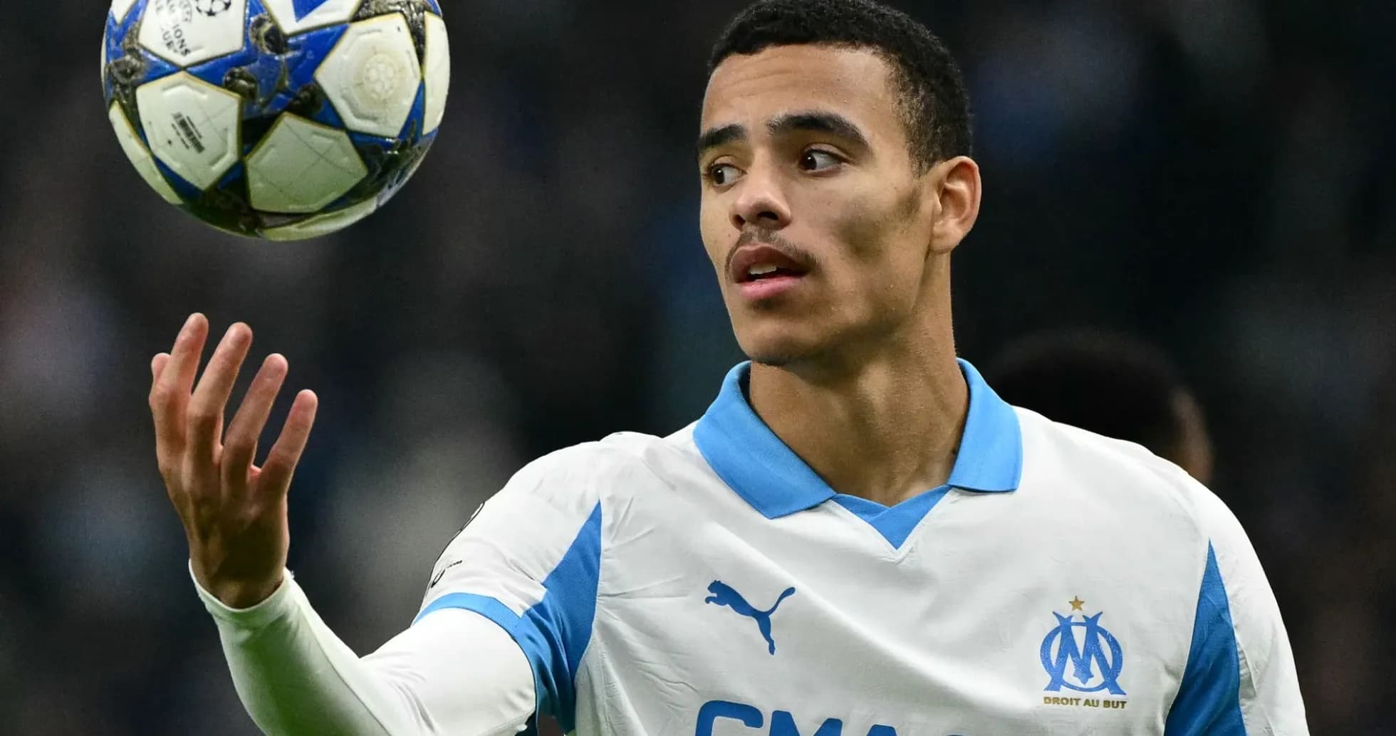 Jugador del Olympique de Marsella controla un balón Jugador del Olympique de Marsella controla un balón