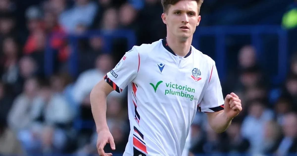 Jugador de Bolton Wanderers corriendo durante el partido Jugador de Bolton Wanderers corriendo durante el partido