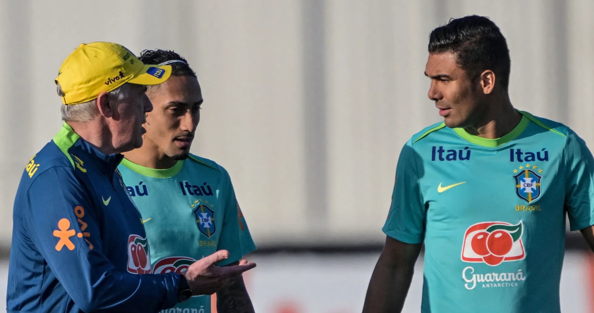 Entrenador hablando con dos jugadores de Brasil Entrenador hablando con dos jugadores de Brasil