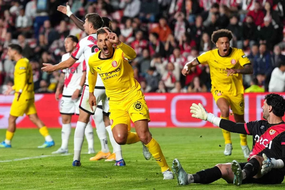 Jugador celebrando un gol mientras el portero observa Jugador celebrando un gol mientras el portero observa