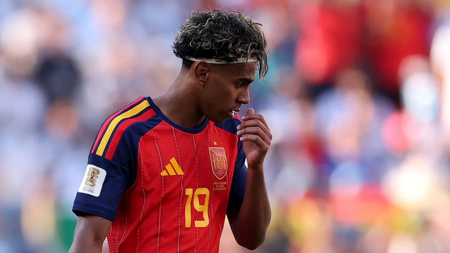 Jugador de España con camiseta roja caminando Jugador de España con camiseta roja caminando