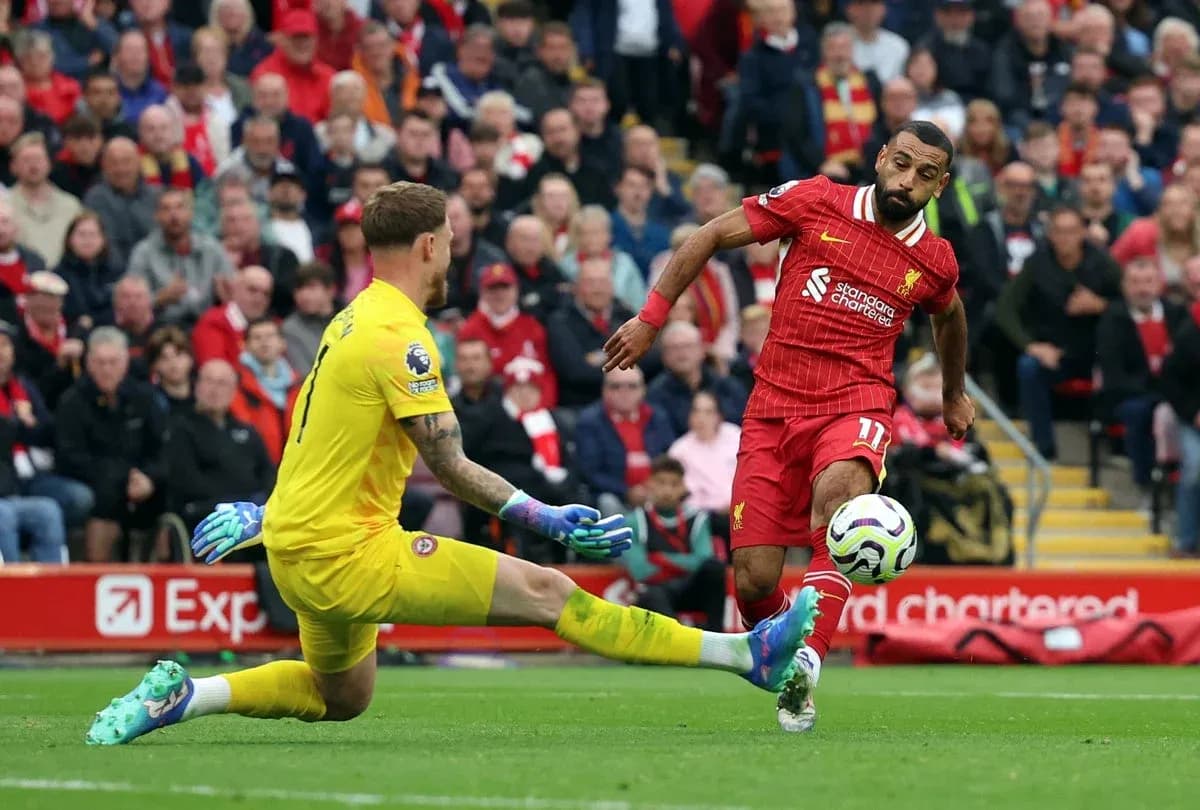 Jugador de Liverpool eludiendo al portero de Brentford Jugador de Liverpool eludiendo al portero de Brentford