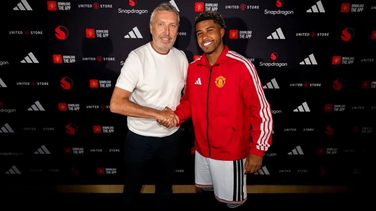 Dos hombres dándose la mano en evento de presentación Dos hombres dándose la mano en evento de presentación