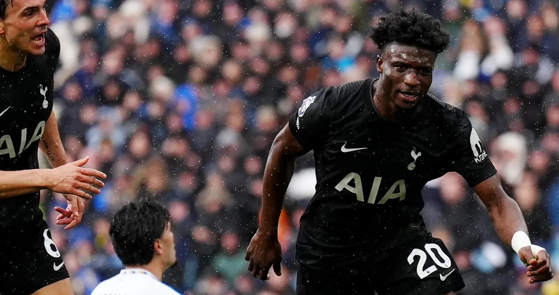 Jugador de Tottenham celebrando un gol Jugador de Tottenham celebrando un gol