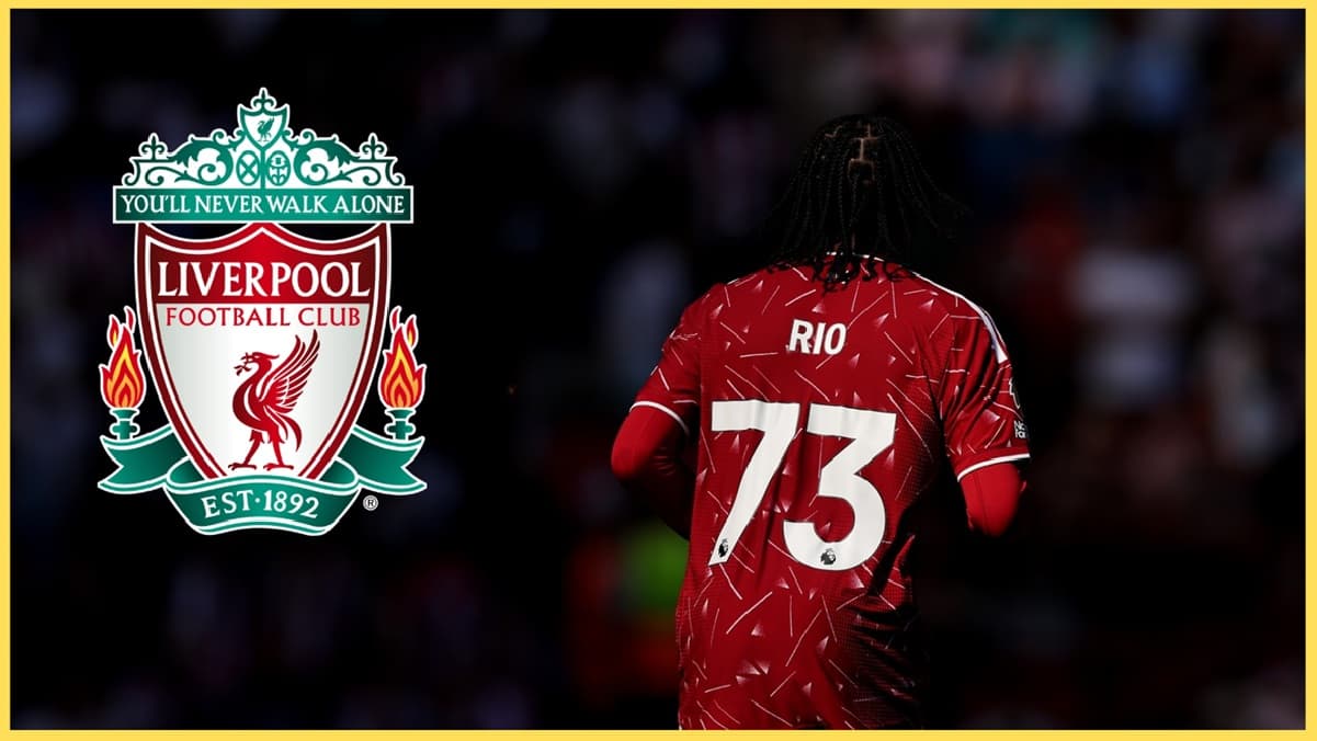 Jugador de Liverpool con camiseta roja y número 73 Jugador de Liverpool con camiseta roja y número 73