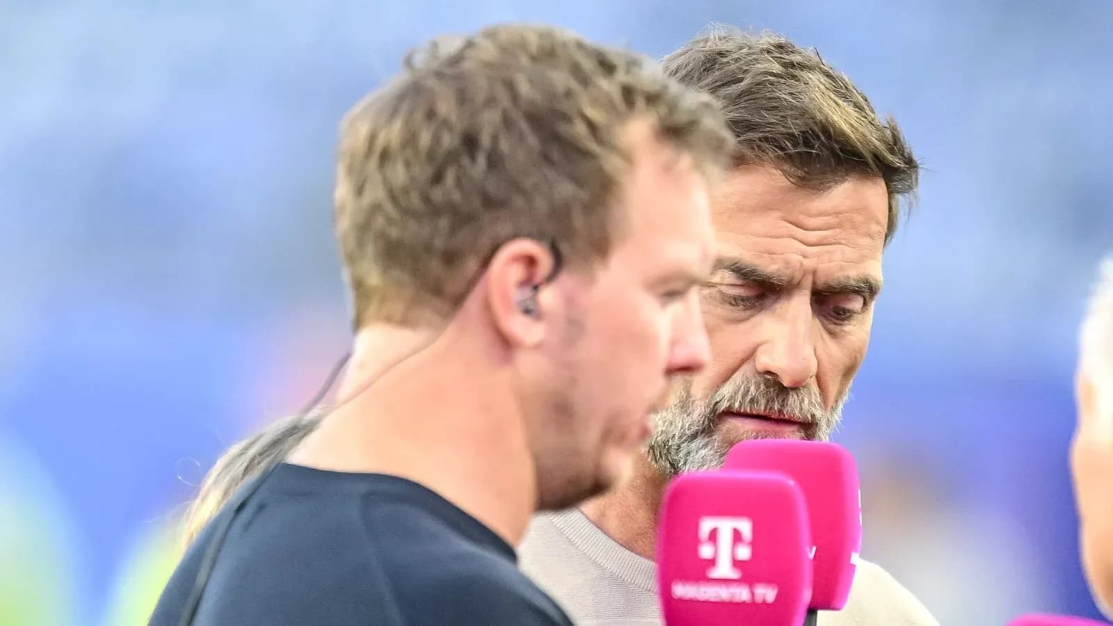 Dos comentaristas en un evento deportivo entrevistando Dos comentaristas en un evento deportivo entrevistando
