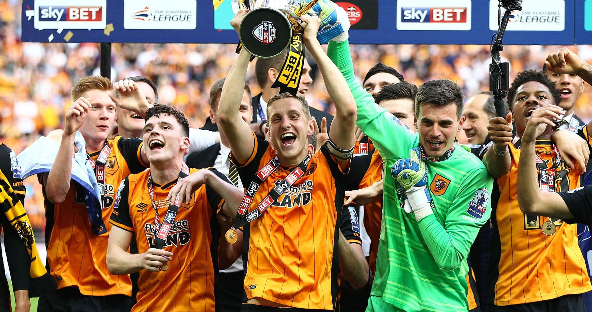 Jugadores de Hull City celebrando un trofeo Jugadores de Hull City celebrando un trofeo