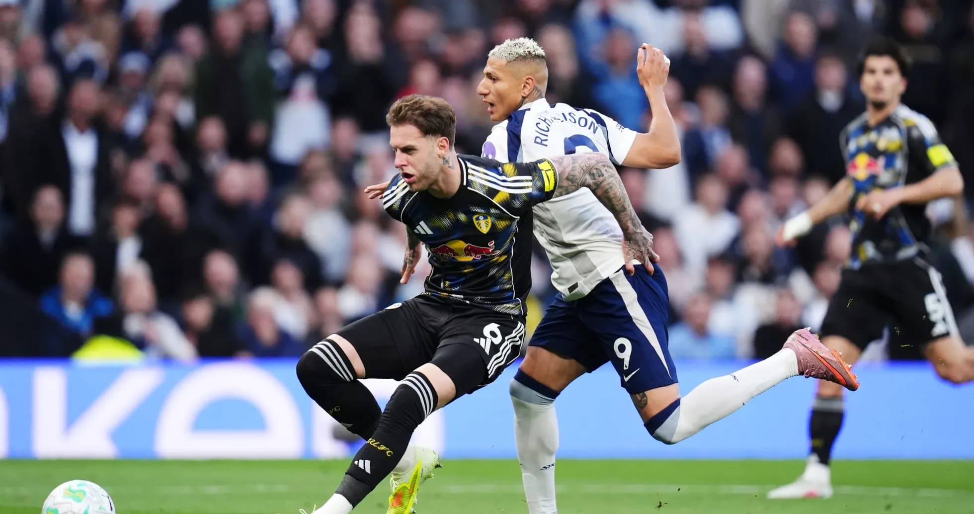 Jugador de Leeds siendo marcado por jugador de Tottenham Jugador de Leeds siendo marcado por jugador de Tottenham