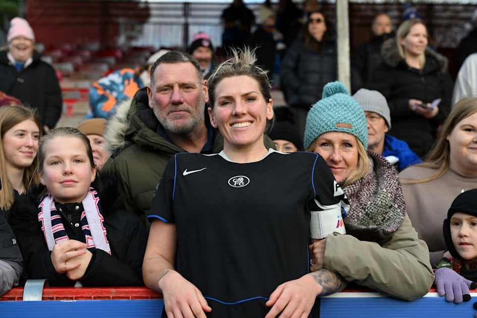 Jugadora sonriendo con fans en el fondo Jugadora sonriendo con fans en el fondo