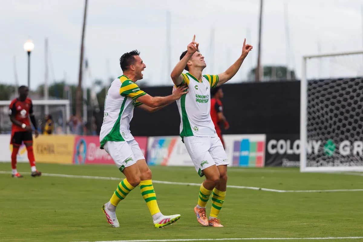 Jugadores celebrando un gol durante el partido Jugadores celebrando un gol durante el partido