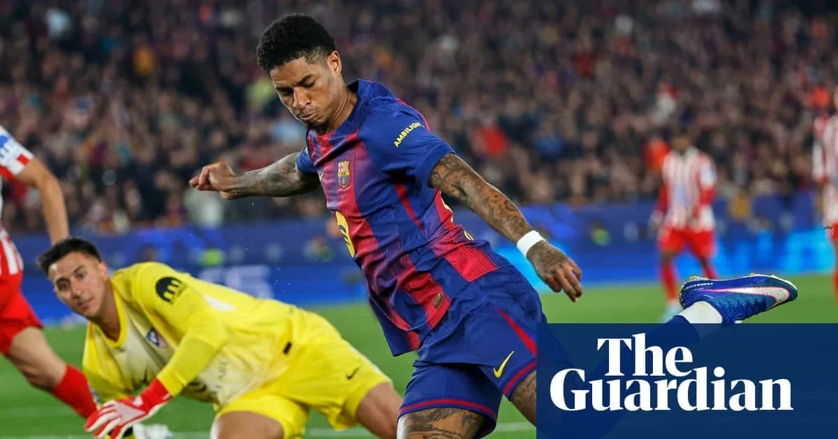 Jugador de Barcelona disparando a puerta contra el portero Jugador de Barcelona disparando a puerta contra el portero