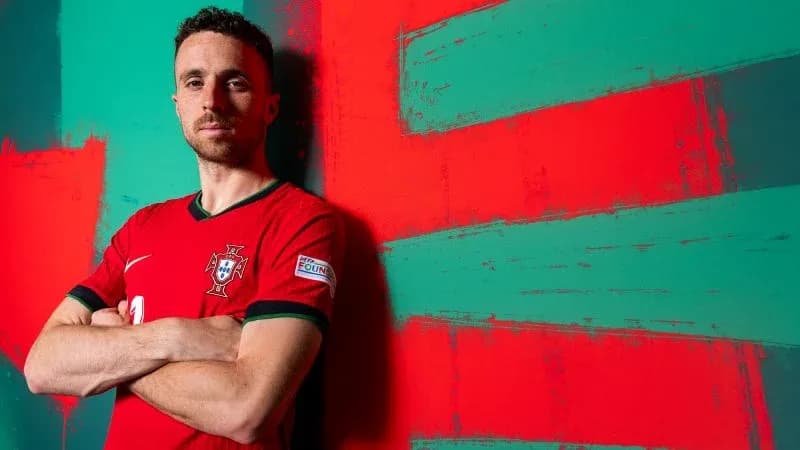 Jugador de Portugal posando con uniforme rojo Jugador de Portugal posando con uniforme rojo