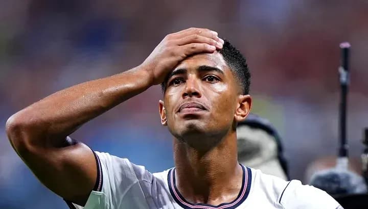 Jugador con mano en la frente tras el partido Jugador con mano en la frente tras el partido