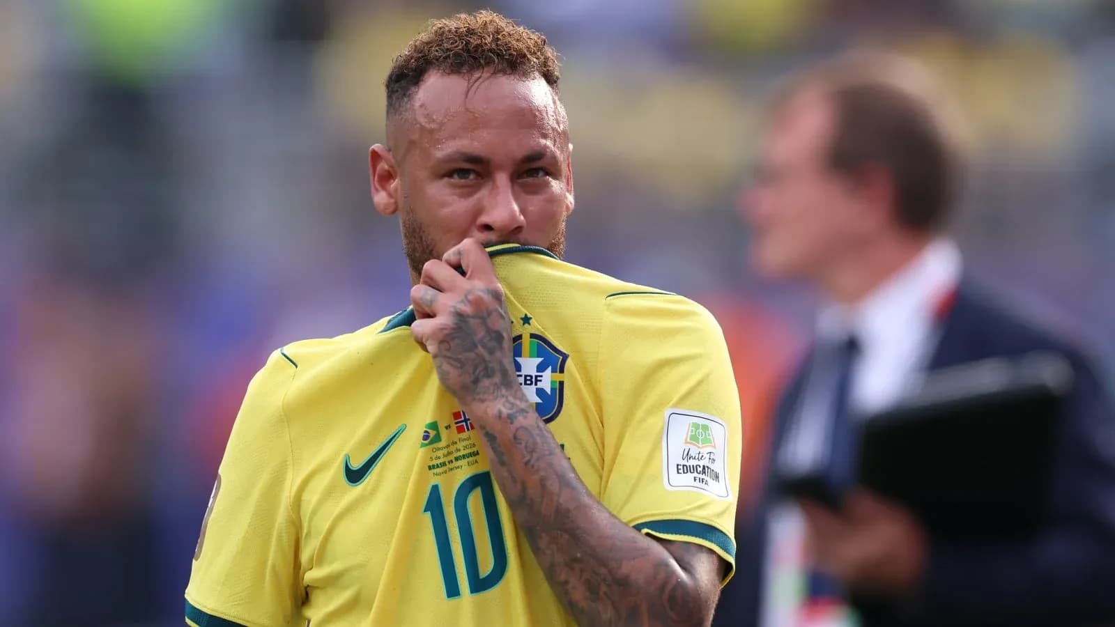 Neymar besando su camiseta durante un partido Neymar besando su camiseta durante un partido