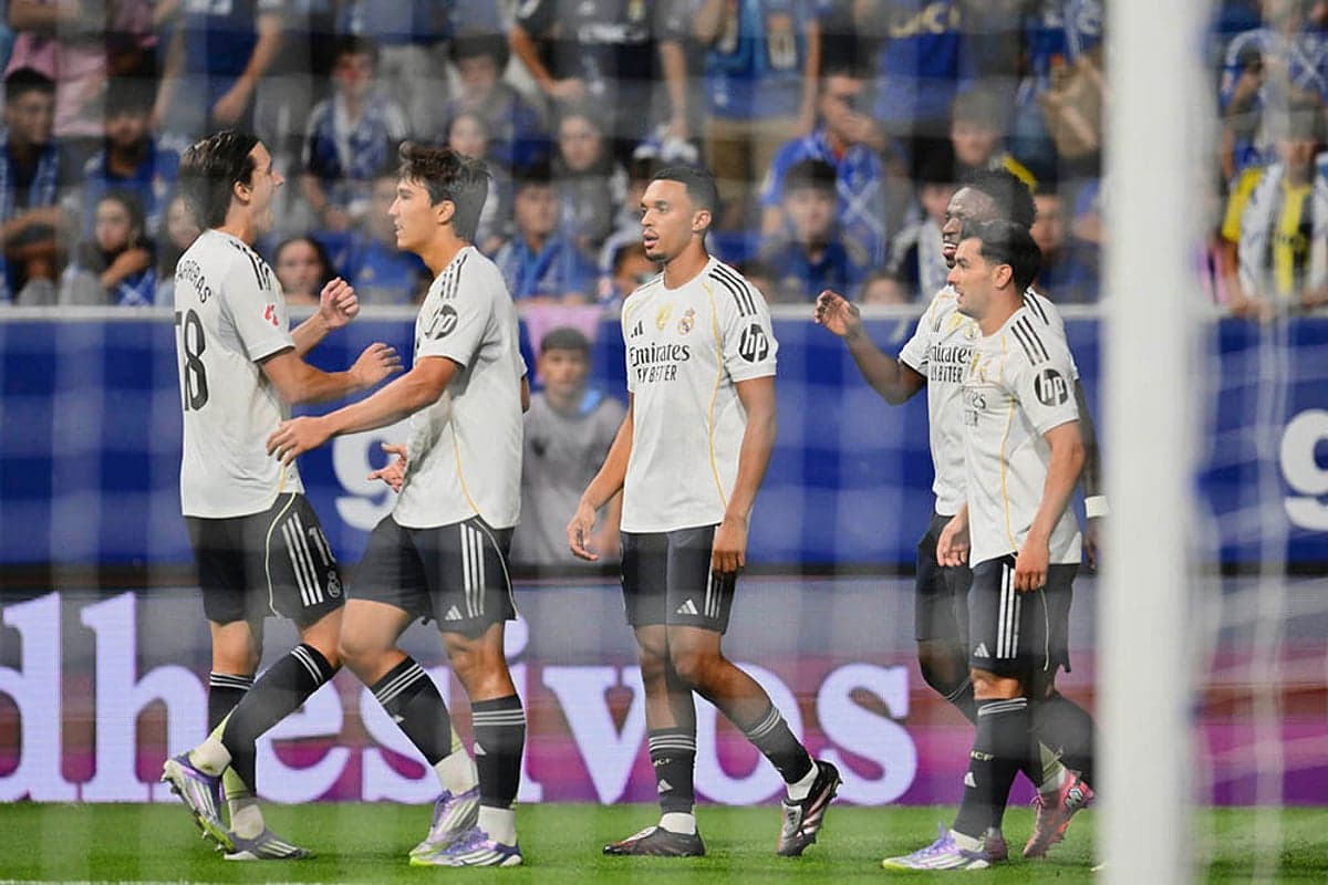 Jugadores de Real Madrid celebrando un gol Jugadores de Real Madrid celebrando un gol