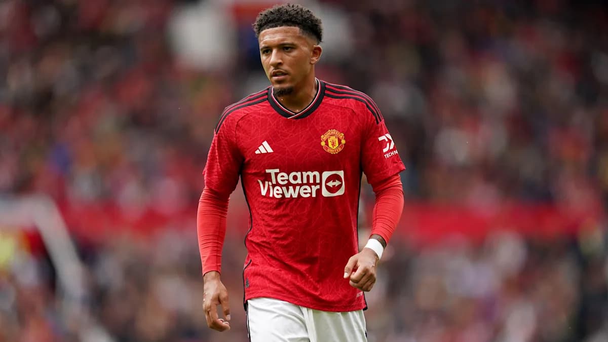 Jugador de Manchester United en campo durante partido Jugador de Manchester United en campo durante partido